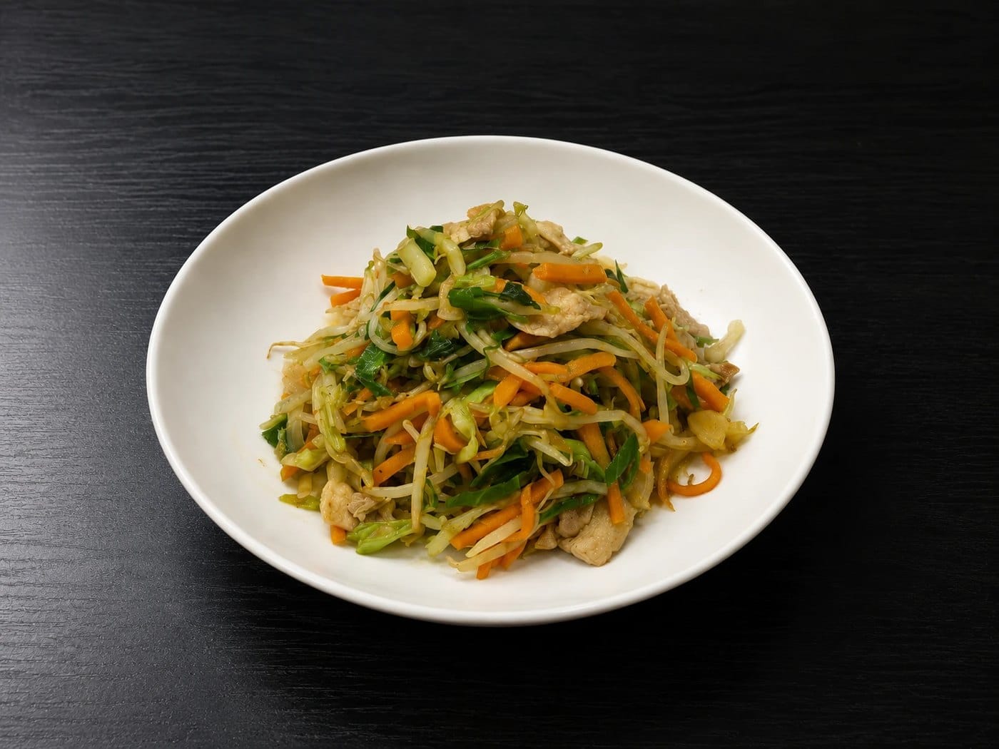 Nikuyasai itame: stir-fried sliced pork with beansprouts, carrot and cabbage