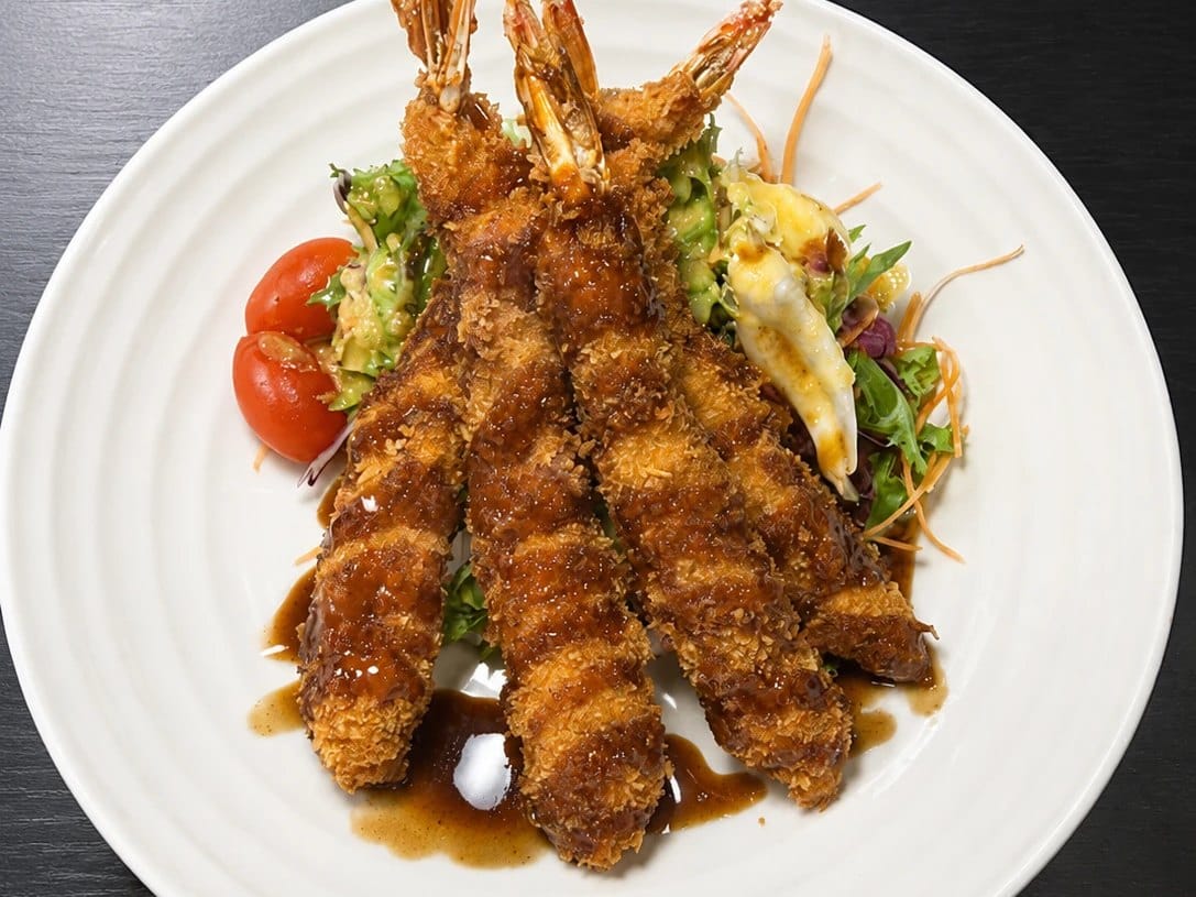 Ebi fry: breaded king prawns with salad and sauce